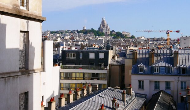 Vue sur les toits, la verri&egrave;re et la basilique du Sacr&eacute;-Coeur de la butte Montmartre dans le 18e arrondissement de Paris France Europe