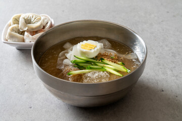 Cold noodles, spicy noodles, cold noodles, charcoal-grilled dumplings Korean food dish