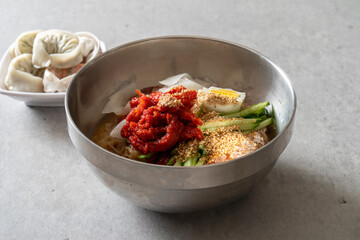 Cold noodles, spicy noodles, cold noodles, charcoal-grilled dumplings Korean food dish