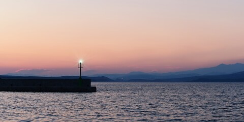 Latarnia morska na falochronie w Šilo na wyspie Krk (Chorwacja)