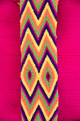 Mochila o bolso artesanal hecho en Colombia por la tribu wayuu