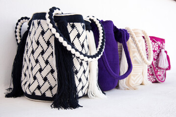 Mochila o bolso artesanal hecho en Colombia por la tribu wayuu