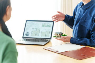 マイホームの提案をする建築士