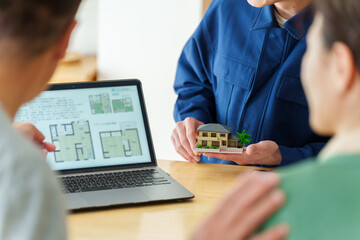 マイホームの提案をする建築士