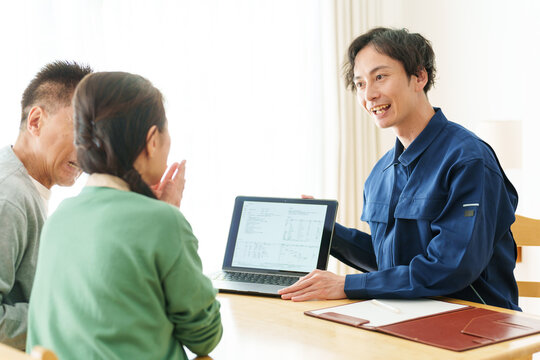 見積もりの説明をする作業員