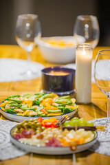 Green healthy vegan salad with arugula, avocado, shrimps and tangerines - 634916412