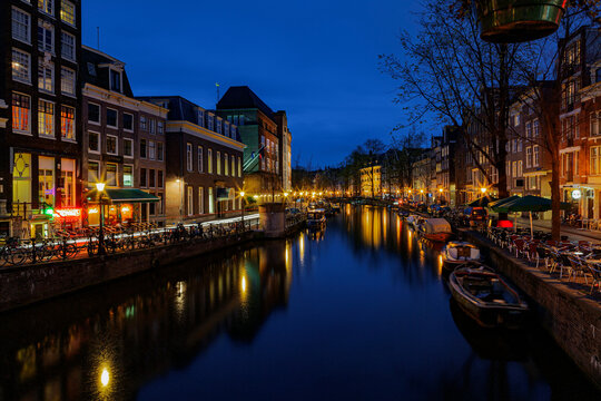 View of the Amsterdam canals and embankments along them at night. © Andrey