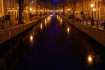 Fototapeta na wymiar View of the Amsterdam canals and embankments along them at night.
