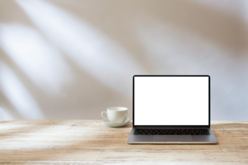 白壁と影とラップトップコンピューター