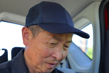落ち込むおじさん　シニア男性