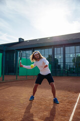 Obraz premium Professional tennis player playing game on outside hard court