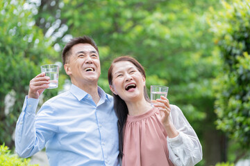Obraz premium 水を飲むシニア夫婦