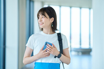 スマートフォンを手にする若い女性