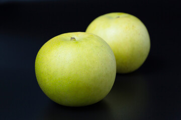 黒背景の梨の写真 青梨 二十世紀梨