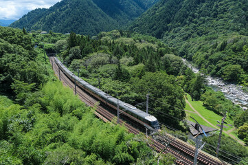 景勝地の寝覚ノ床の近くを走る特急列車