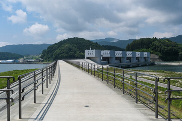新たに建設された陸前高田の防潮堤と水門