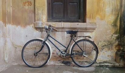Fototapeta na wymiar old bicycle leaning against a wall