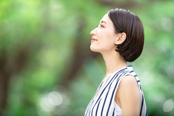 笑顔の女性ポートレート　横顔