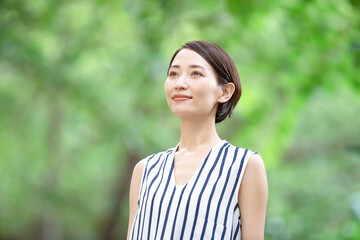 笑顔の女性ポートレート　横顔