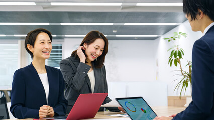 笑顔で会議するビジネスグループ