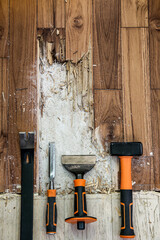 rénovation d'une maison ; enlever un parquet collé avec des outils pour refaire le sol