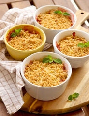 Peach and strawberry crumble