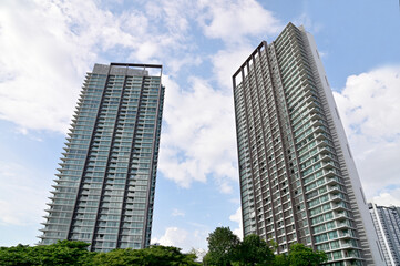 Fototapeta premium BANGKOK, THAILAND - August 15, 2023 : The construction of new building with the light of the sun in the early morning with blue sky and white cloud background, Thailand.