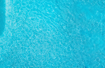 Obraz premium Top down view of a swimming pool with crystal clear blue water and without people. Concept of summer, travel, holidays and hotel or spa stays.