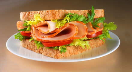 Sandwich mit Haehnchen Salat und Tomaten