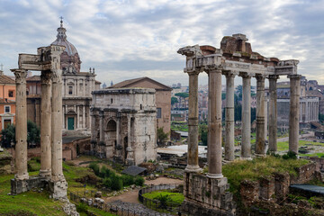 Fototapeta na wymiar Les ruines du Forum Romain à Rome