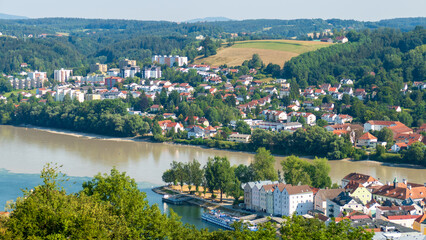 Fototapeta na wymiar Drei-Flüsse-Eck / Ortspitze Passau (Ausblick von der Feste Oberhaus)