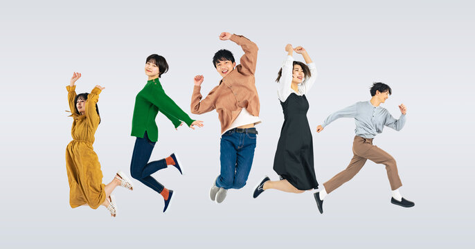 ジャンプする若者のグループ　Z世代　（切り抜き背景透過PNGも販売しております。作成者リンクから「PNG」で検索してください）