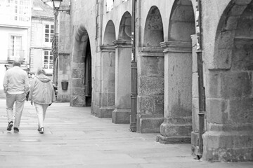 Pareja paseando por las calles de Santiago de Compostela