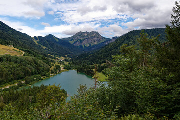 Vue sur le lac de Vallon qui se trouve en Haute-Savoie, sur la commune de Bellevaux, dans le massif du Chablais. Le lac est un géosite du Géoparc du Chablais et est reconnu comme faisant partie du pat