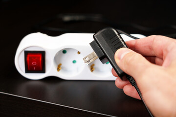 Error plugging an electrical plug into an outlet in a hotel due to different equipment standards