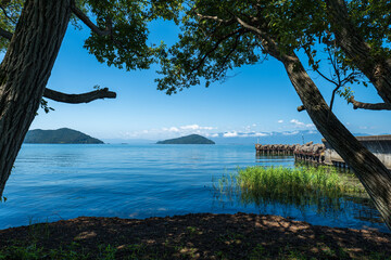 夏の琵琶湖の風景　東近江市の湖岸から沖島方面を望む　滋賀県東近江市
