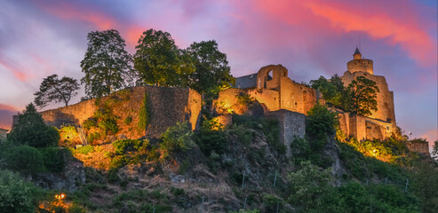 Château de Saarburg en Allemagne sur les rives de la Sarre en Nocturne