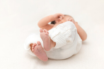 Fototapeta premium the baby's legs in the parents' arms