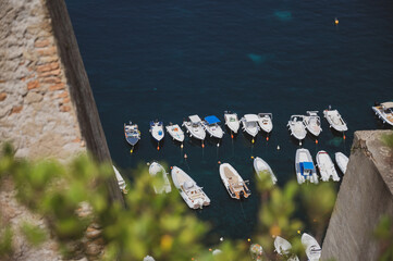 vista del meraviglioso e caraibico mare di Scilla in Calabria con le sue barche ormeggiate