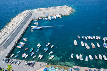 vista del meraviglioso e caraibico mare di Scilla in Calabria con le sue barche ormeggiate - obrazy, fototapety, plakaty