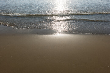 穏やかな夕暮れの砂浜