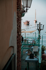 scorcio del mare attraverso i caratteristici vicoli di Chiamìnalea di Scilla in Calabria