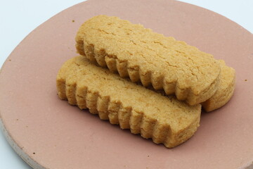 皿に乗った3つの日本の沖縄のお菓子ちんすこう