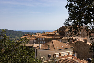 Fototapeta na wymiar Sommerzauber an der Côte d'Azur: Blick über Ramatuelle bei St. Tropez