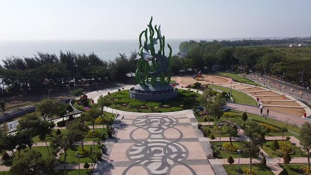 Statue of Suro and Boyo. This statue consists of two animals, namely a crocodile and a shark, which inspired the name of the city of Surabaya
