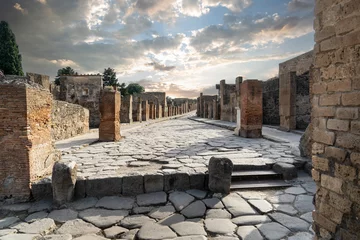Photo sur Plexiglas Naples Famous ancient city of Pompeii (Scavi di Pompei) near Naples. Footpath road and ruins in ancient Pompeii, Campania, Italy