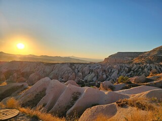 Vallée volcanique au coucher de soleil en cappadoce