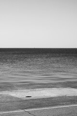 Obraz premium A simple minimalist view of the ocean water and horizon line in black and white.