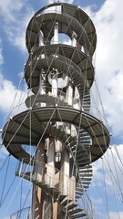 Aussichtsturm mit Stahlseilen zur Stabilisierung und einem Wendelaufgang
