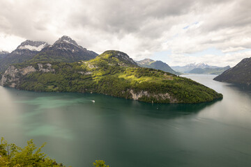 Wolkiger Tag ma Vierwaldstätter See in der Schweiz